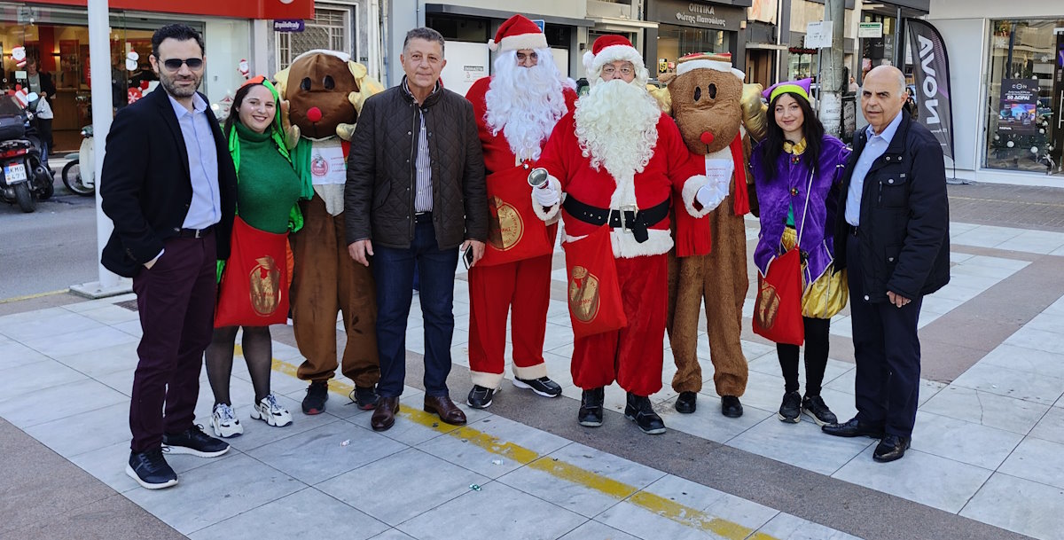  Ο Άγιος Βασίλης επισκέφθηκε τα Καταστήματα της Καλαμάτας με Ευχές και Δώρα